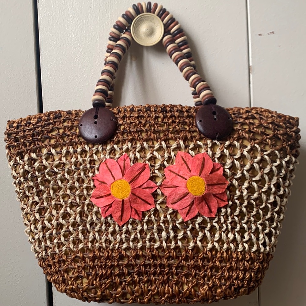 Straw hand bag with flower design